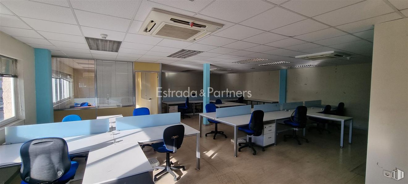 Nave en alquiler y venta en Zona industrial, Getafe, Madrid, 28906 con silla, mesa, mueble, edificio, silla de oficina, escritorio, interiorismo, suelo, suelos y mesa de reuniones alrededor