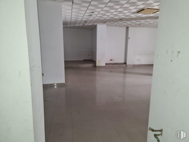 Retail for sale at Calle Felipe II, Parla, Madrid, 28980 with flooring, floor, ceiling, tile flooring, grey, hall, tile, silver, building material and transparency around