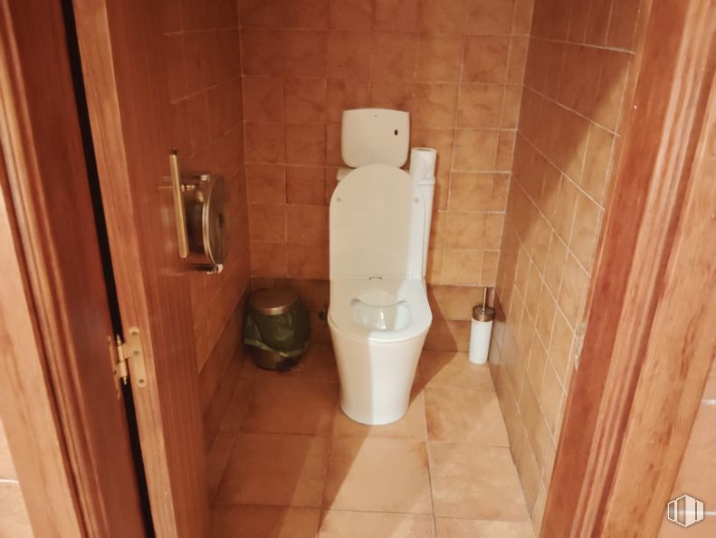 Retail for rent at Calle Luis Buñuel, Pozuelo de Alarcón, Madrid, 28223 with toilet, toilet seat, flooring, floor, plumbing fixture, bathroom, brown, plumbing, tile and tile flooring around