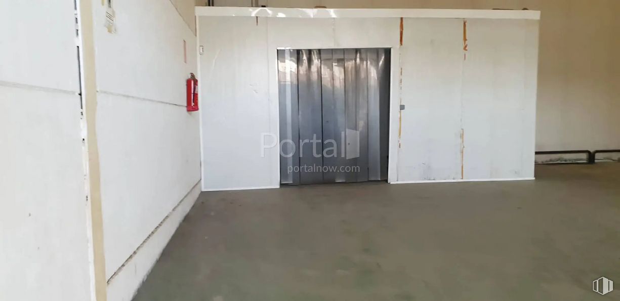 Industrial for sale at Calle Isaac Peral, Valdemoro, Madrid, 28341 with fixture, wood, floor, house, flooring, building, paint, ceiling, hardwood and glass around