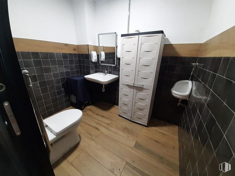 Local en venta en Calle Martin Luther King, Alcorcón, Madrid, 28922 con inodoro, fregadero, ebanistería, propiedad, accesorios de fontanería, cuarto de baño, interiorismo, madera, suelos y suelo alrededor