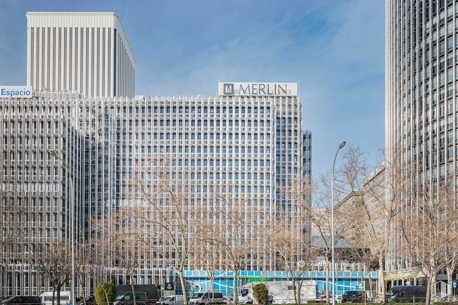 Oficina en alquiler en Edificio Cadagua, Paseo Castellana, 93, Tetuán, Madrid, 28046 con cielo, edificio, tiempo de día, rascacielos, torre, ventana, bloque de pisos, diseño urbano, condominio y árbol alrededor