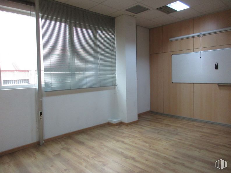 Office for rent at Calle Nestares, 20, Arganzuela, Madrid, 28045 with window blind, window, wood, shade, fixture, floor, flooring, hall, building and wood stain around