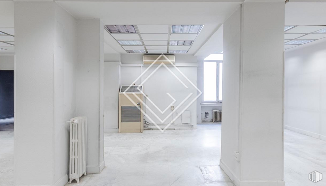 Oficina en venta en Paseo Castellana, Chamartín, Madrid, 28046 con accesorio, diseño de interiores, piso, pavimento, madera, edificio, pasillo, vidrio, techo y material compuesto alrededor