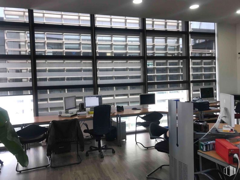 Oficina en venta en Zona empresarial, Alcobendas, Madrid, 28108 con pantalla de ordenador, silla, ropa, persona, ordenador, mesa, mueble, propiedad, ordenador personal y silla de oficina alrededor