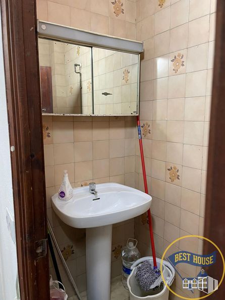 Local en alquiler en Paseo San Antonio, Cuenca, 16003 con fregadero, accesorios de fontanería, grifo, cuarto de baño, lavabo, suelos, espejo, suelo, accesorio y fontanería alrededor