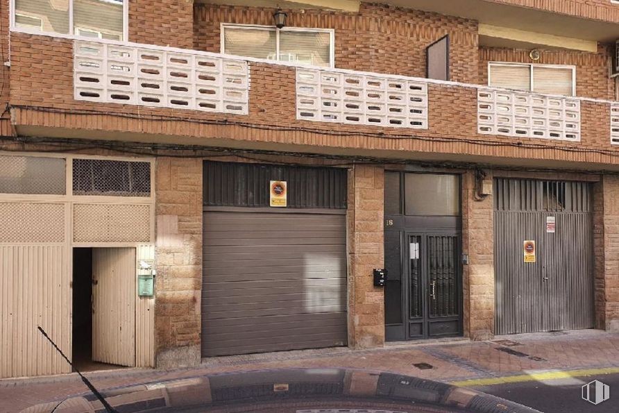 Local en venta en Calle Matacán, 16, Colmenar Viejo, Madrid, 28770 con puerta, ventana, propiedad, edificio, albañilería, ladrillo, madera, material de construcción, accesorio y pared alrededor