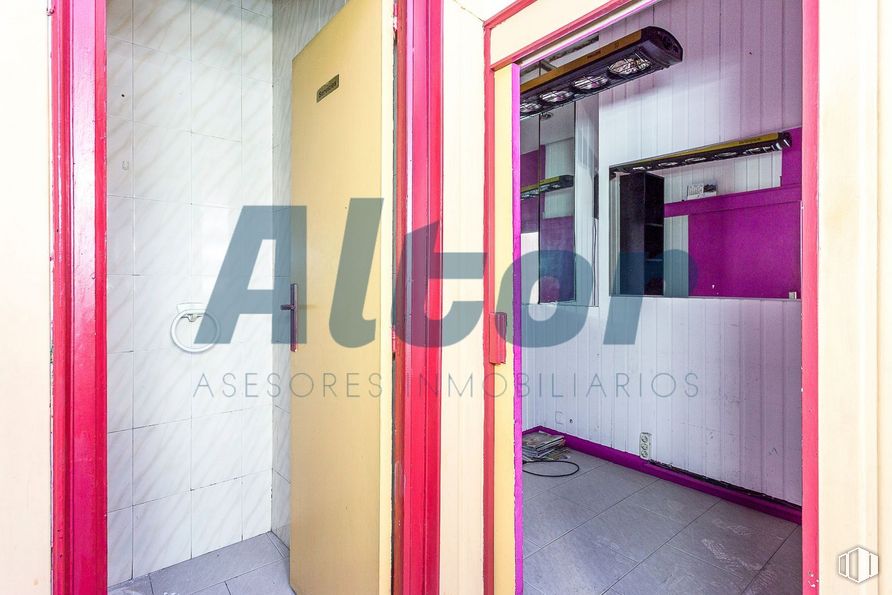 Local en venta en Calle Marqués Urquijo, Moncloa - Aravaca, Madrid, 28008 con edificio, puerta, accesorio, casa, diseño de interiores, fuente, pared, exterior automotriz, suelo y puerta del vehículo alrededor