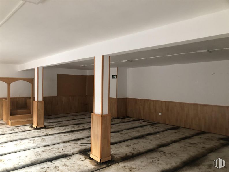 Retail for sale at Zona centro, Soto del Real, Madrid, 28791 with hall, wood, interior design, building, wood stain, floor, flooring, fixture, hardwood and shade around