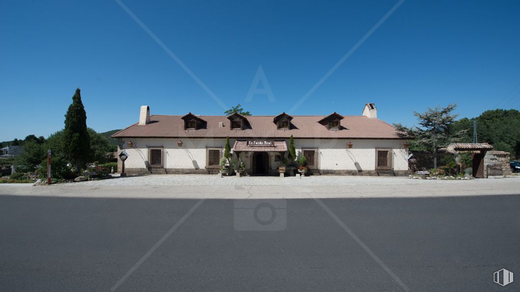 Retail for sale at Carretera M-601, km. 12,5, Navacerrada, Madrid, 28491 with building, sky, plant, window, door, house, tree, land lot, asphalt and road surface around