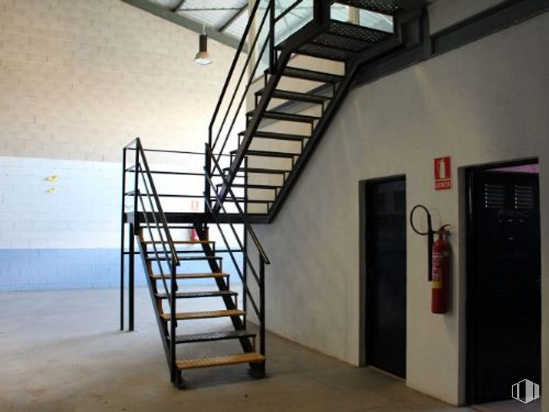 Industrial for sale & for rent at Calle Príncipe de Asturias, Villarejo de Salvanés, Madrid, 28590 with building, chair, stairs, fixture, wood, interior design, door, flooring, floor and art around