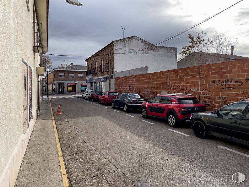 Retail for rent at Avenida San Martín, San Martín de la Vega, Madrid, 28330 with car, tire, building, automotive parking light, wheel, cloud, vehicle, sky, window and vehicle registration plate around