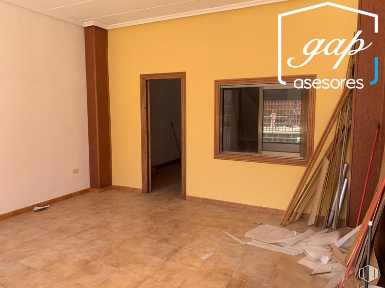 Retail for rent at Paseo Cantueso, Cuenca, 16004 with window, property, building, wood, fixture, door, interior design, floor, flooring and wood stain around