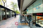 Retail for sale at Calle Diego de León, Salamanca, Madrid, 28006 with person, clothing, tree, building, road surface, urban design, sidewalk, city, facade and metropolitan area around