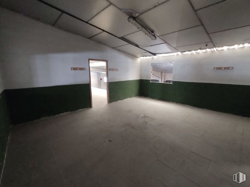 Nave en venta en Calle Madroño, Colmenar Viejo, Madrid, 28770 con puerta, suelos, suelo, techo, hormigón, hall, escayola, material de construcción, lámpara fluorescente y sótano alrededor