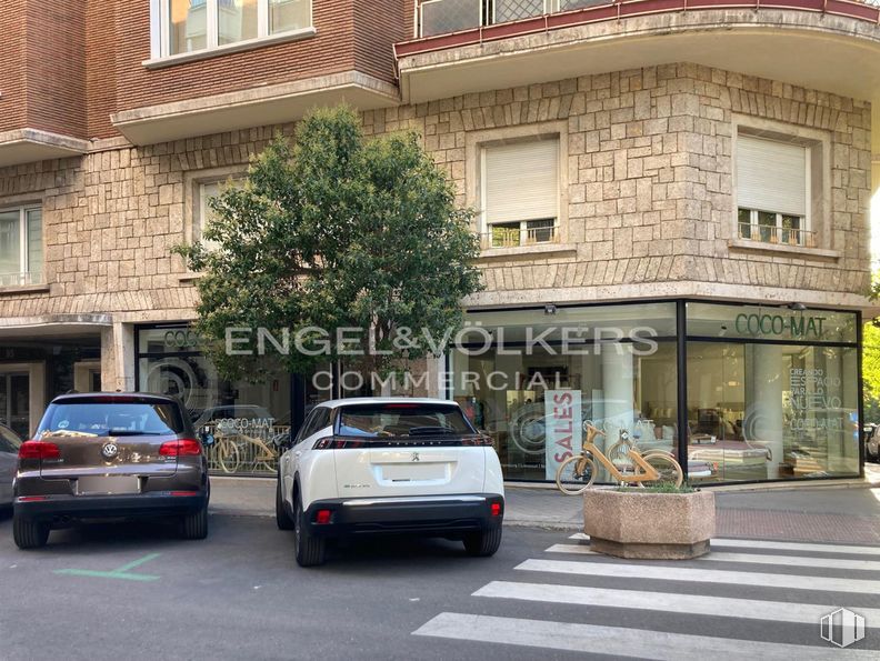 Retail for sale at Calle Lagasca, 85, Salamanca, Madrid, 28001 with car, window, flowerpot, building, land vehicle, vehicle, automotive tail & brake light, vehicle registration plate, automotive lighting and infrastructure around