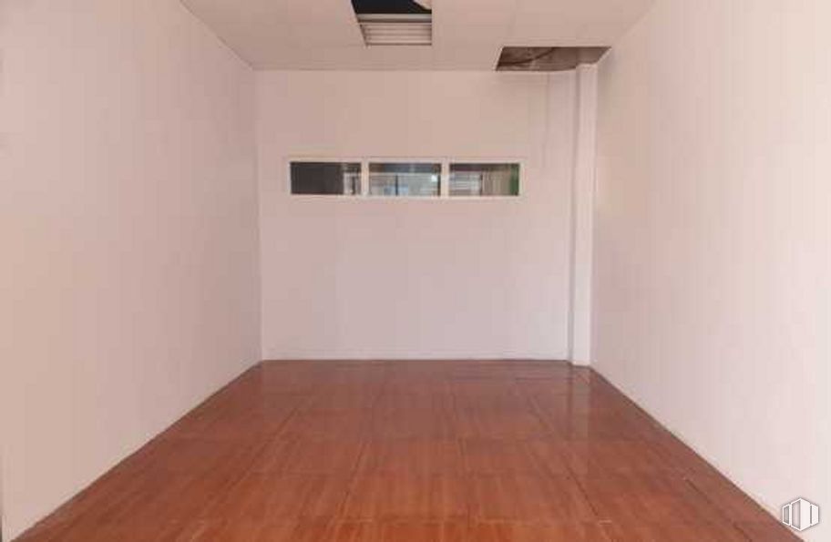 Retail for sale at Calle Virgen de la Vega, s/n, Cabanillas del Campo, Guadalajara, 19171 with window, light fixture, building, fixture, wood, floor, flooring, hall, paint and hardwood around