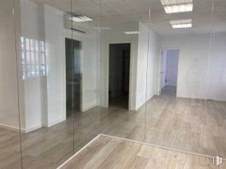 Oficina en alquiler en Calle Nieremberg, Chamartín, Madrid, 28002 con lámpara, accesorio, madera, hall, interiorismo, suelos, suelo, propiedad material, inmobiliario y madera dura alrededor