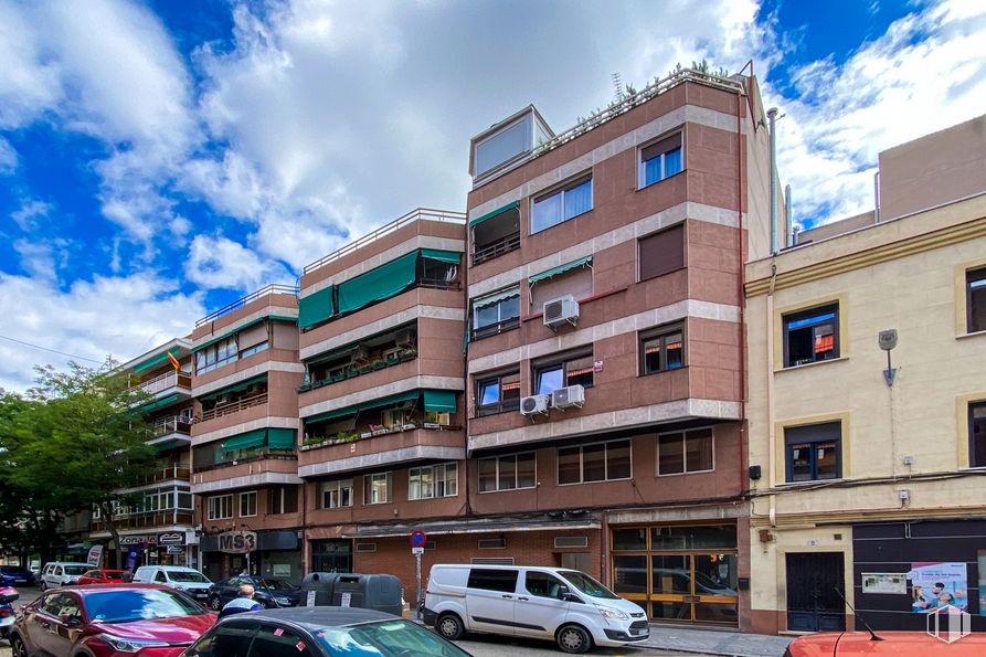 Retail for sale & for rent at Ciudad Lineal, Ciudad Lineal, Madrid, 28027 with car, van, building, cloud, land vehicle, tire, sky, wheel, vehicle and window around