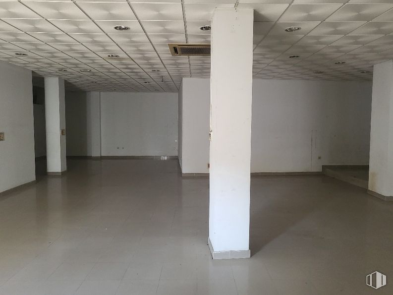 Retail for sale at Calle Felipe II, Parla, Madrid, 28980 with flooring, floor, ceiling, interior design, hall, tile flooring, tile, concrete, building material and silver around