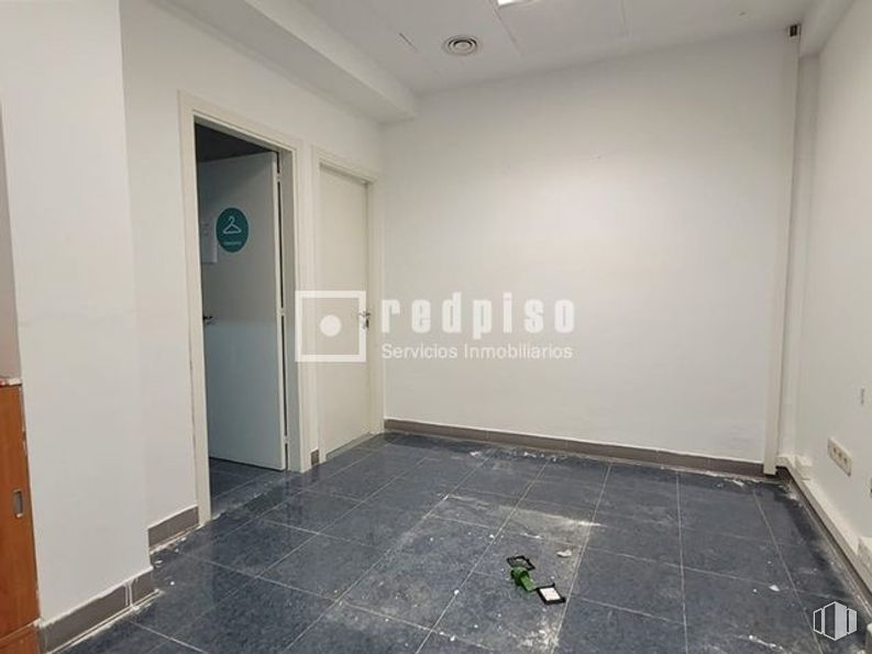 Local en alquiler en Calle Porto Lagos, Alcorcón, Madrid, 28924 con propiedad, edificio, accesorio, puerta, madera, interiorismo, suelo, suelos, pared y techo alrededor