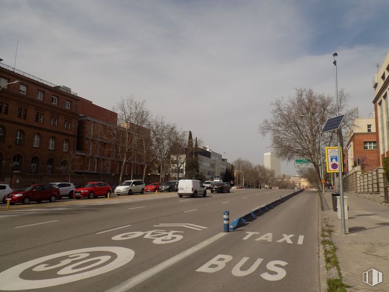 Local en alquiler en Calle Velázquez, 150, Chamartín, Madrid, 28002 con edificio, nube, cielo, ventana, coche, rueda, superficie de carretera, asfalto, luz de la calle y vía pública alrededor