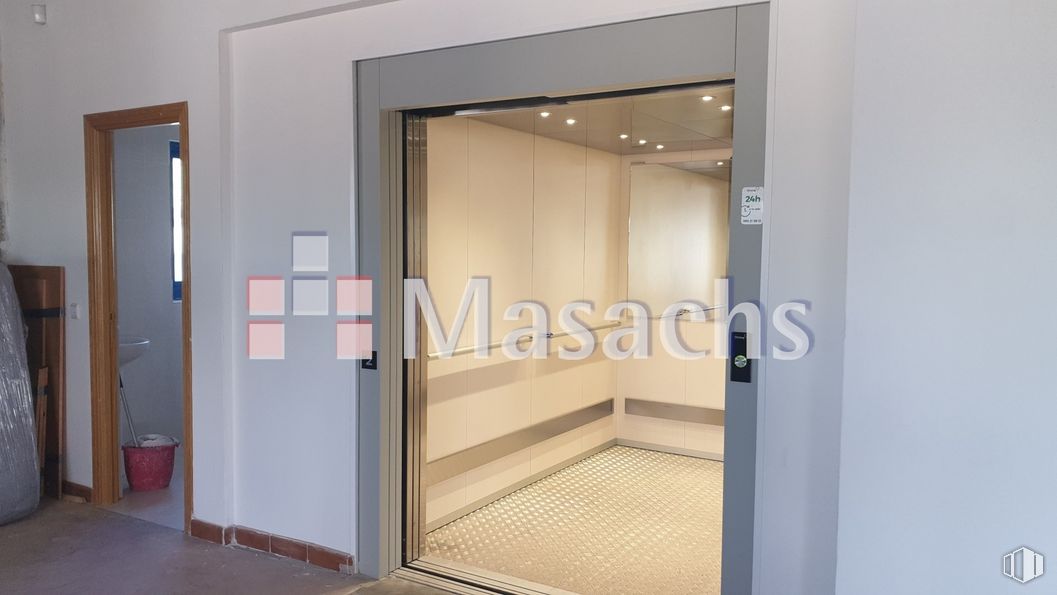 Industrial for sale at Zona industrial Sur Occidental, Móstoles, Madrid, 28938 with building, door, fixture, wood, automotive exterior, vehicle door, floor, flooring, rectangle and composite material around