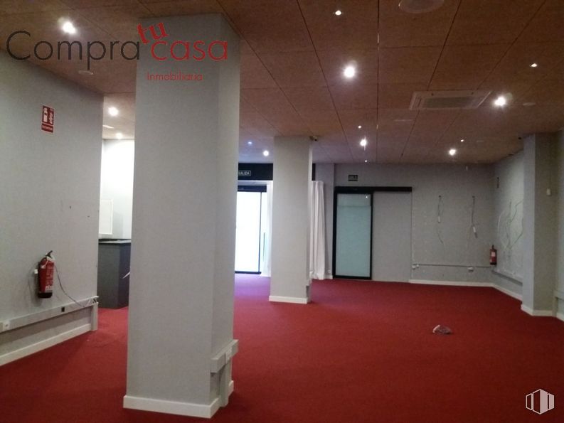 Retail for rent at Zona San Lorenzo, Segovia, 40003 with flooring, floor, hall, material property, building, ceiling, door, event, room and fixture around