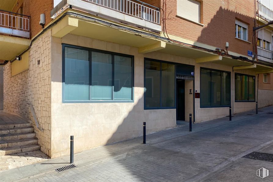 Local en alquiler en Casco Histórico, Guadalajara, 19001 con ventana, edificio, sombra, diseño urbano, superficie de la carretera, madera, accesorio, zona residencial, fachada y condominio alrededor