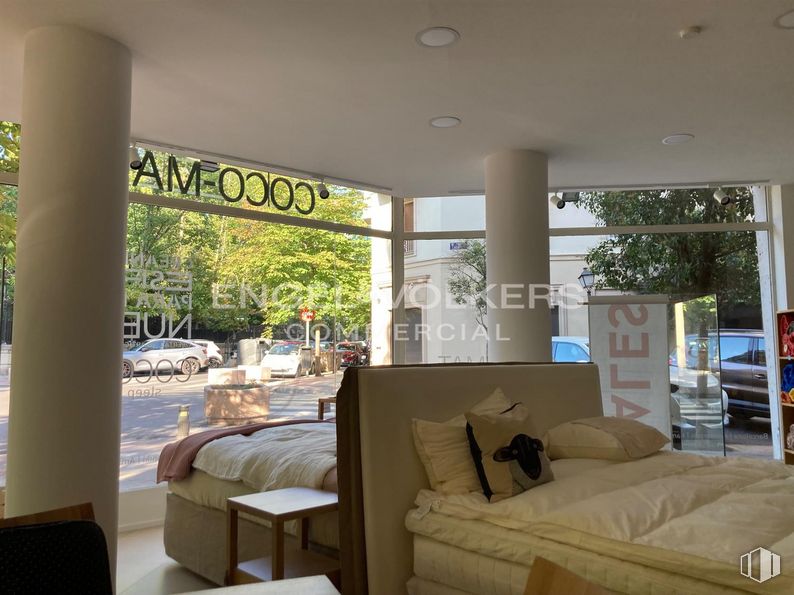 Retail for sale at Calle Lagasca, 85, Salamanca, Madrid, 28001 with bed, couch, comfort, shade, architecture, interior design, floor, wood, living room and table around