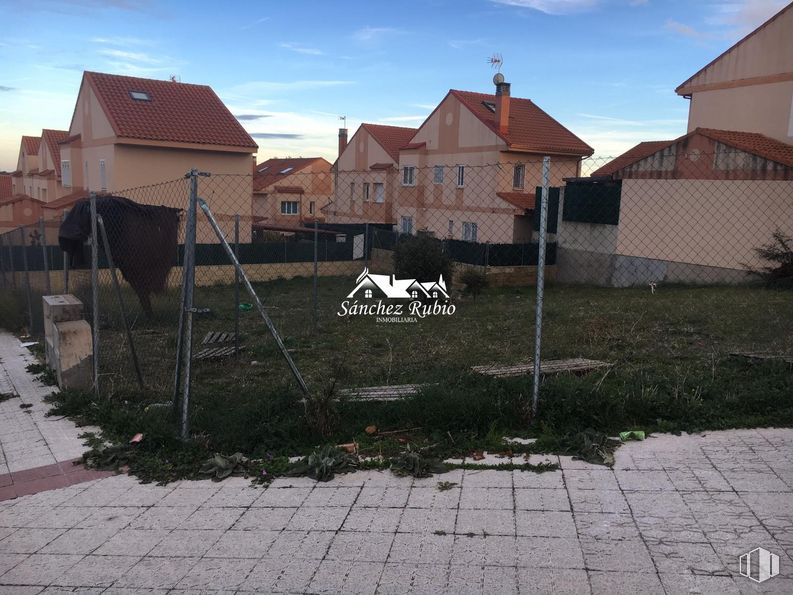 Suelo en venta en Calle Antonino Sastre, Valdemorillo, Madrid, 28210 con casa, edificio, cielo, planta, nube, ventana, asfalto, lote de terreno, superficie de la carretera y hierba alrededor