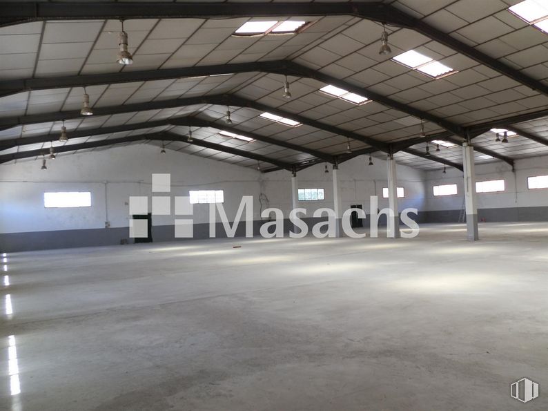 Nave en alquiler y venta en Zona industrial Mejorada, Mejorada del Campo, Madrid, 28840 con lámpara, alumbrado, accesorio, edificio, aparcamiento, suelos, techo, ciudad, aparcamiento y hormigón alrededor