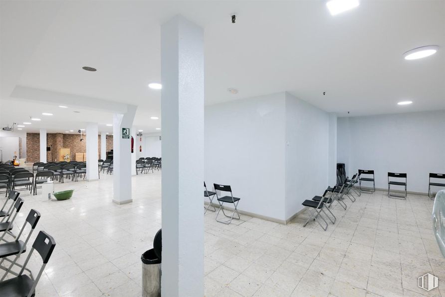 Retail for sale at Calle Río Ulla, Ciudad Lineal, Madrid, 28017 with chair, furniture, automotive design, architecture, building, floor, flooring, hall, real estate and ceiling around