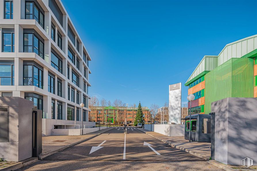 Oficina en alquiler en Camino Cerro de los Gamos, 1, Pozuelo de Alarcón, Madrid, 28224 con edificio, cielo, diseño urbano, superficie de la carretera, barrio, bloque de pisos, zona residencial, condominio, espacio público y asfalto alrededor