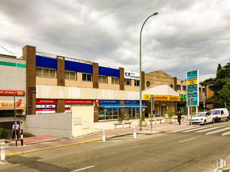 Retail for sale at Calle Hilados, Torrejón de Ardoz, Madrid, 28850 with car, building, cloud, sky, street light, tire, asphalt, house, tree and wheel around