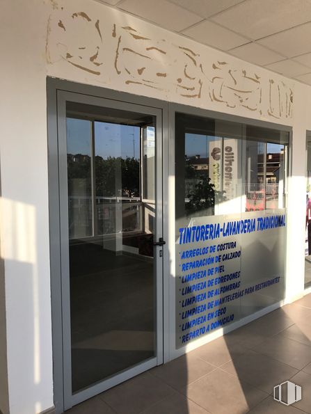 Retail for rent at Avenida Plaza de Toros, 2, Valdemorillo, Madrid, 28210 with door, building, fixture, automotive exterior, glass, facade, font, flooring, composite material and window around