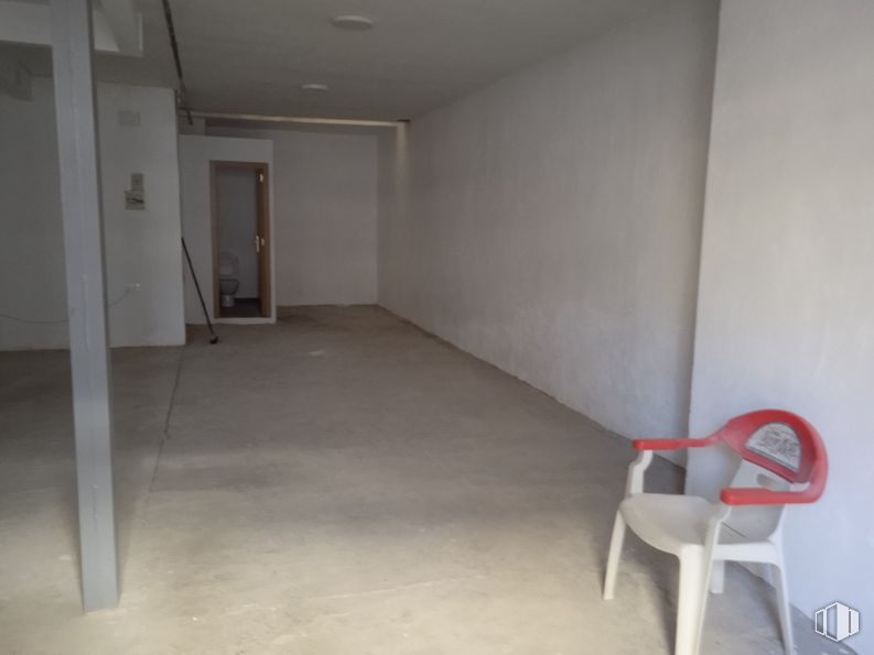 Retail for rent at Calle Belén, 5, Parla, Madrid, 28980 with chair, door, property, fixture, wood, floor, flooring, wall, hall and ceiling around