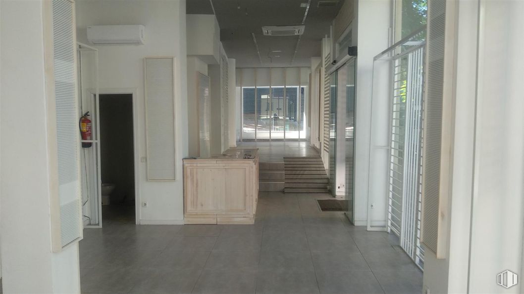 Retail for rent at Calle Ponferrada, 22, Fuencarral - El Pardo, Madrid, 28029 with cabinetry, flooring, floor, interior design, composite material, glass, ceiling, tile flooring, building material and transparency around