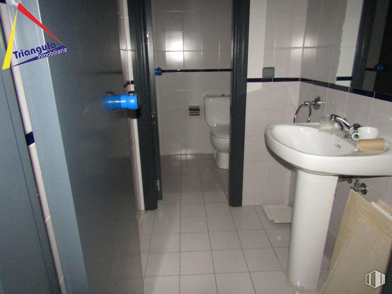 Retail for rent at Barrio de El Carmen, Segovia, 40004 with sink, toilet, mirror, tap, bathroom sink, plumbing fixture, bathroom, fixture, floor and plumbing around