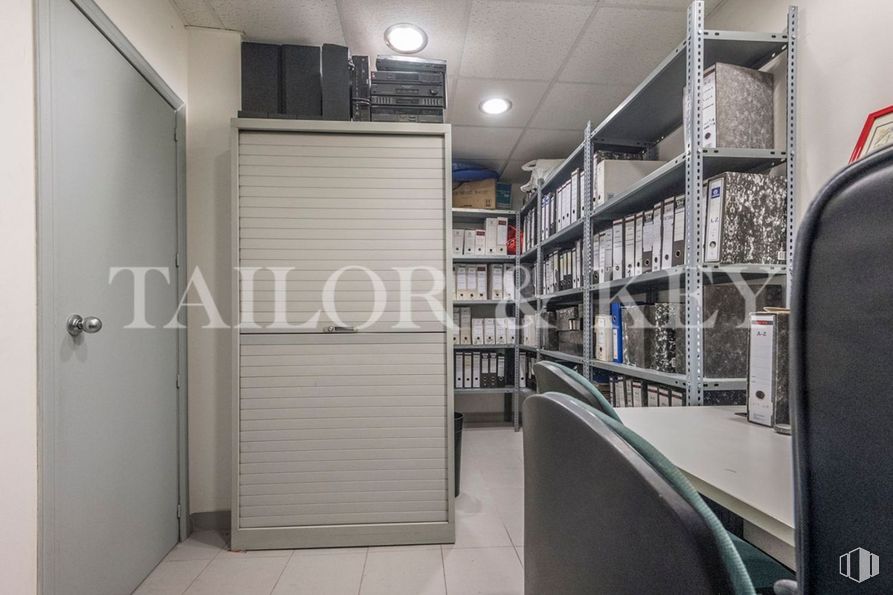 Local en venta en Calle Eras Altas, Villa de Vallecas, Madrid, 28031 con puerta, equipaje y bolsos, alumbrado, accesorio, estante, interiorismo, edificio, estantería, suelo y suelos alrededor