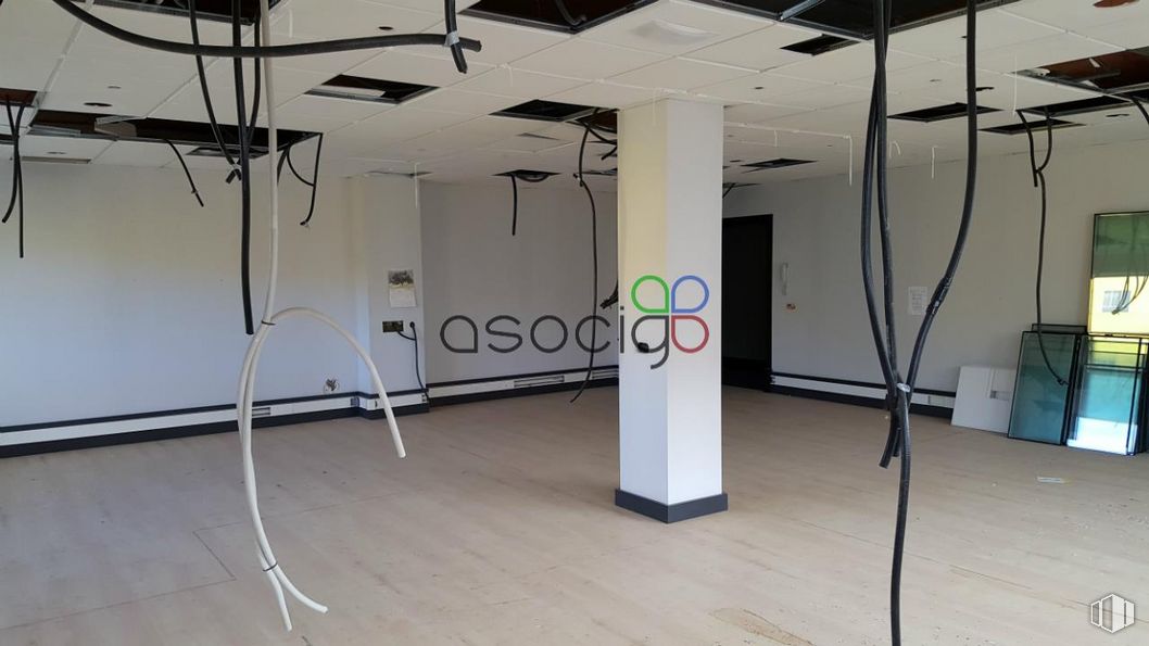 Office for sale at Calle Francisco Aritio, 164, Guadalajara, 19004 with sculpture, lighting, interior design, floor, flooring, wood, art, building, gas and ceiling around