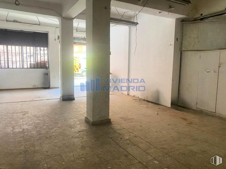 Retail for rent at Calle Condes de Barcelona, 12, Carabanchel, Madrid, 28019 with window, luxury vehicle, mid-size car, full-size car, parking, automotive tail & brake light, executive car, compact car, sedan and subcompact car around