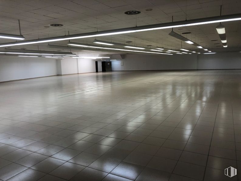 Retail for sale & for rent at Calle Toledo, 17, Sonseca, Toledo, 45100 with lighting, fixture, flooring, floor, line, composite material, hall, tints and shades, ceiling and parallel around