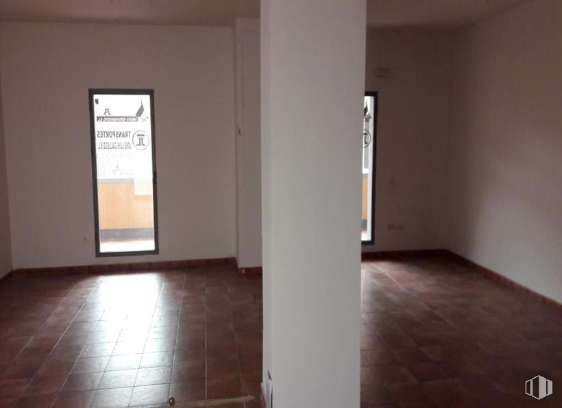 Oficina en venta en Plaza San Andrés, Arévalo, Ávila, 05200 con suelos, suelo, madera, marrón, suelo de baldosas, puerta, habitación, tinte para madera, azulejo y material de construcción alrededor