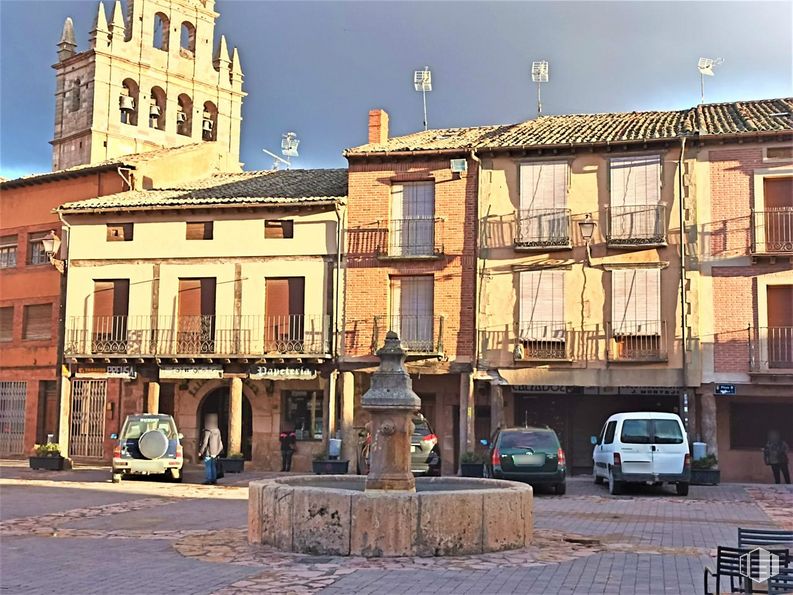 Retail for sale & for rent at Plaza Mayor, Ayllón, Segovia, 40520 with car, building, van, window, sky, vehicle, wheel, city, public space and facade around