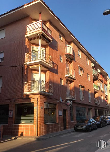 Retail for sale at Calle Mariana Pineda, 4, Ocaña, Toledo, 45300 with car, window, sky, building, property, wheel, street light, lighting, architecture and neighbourhood around