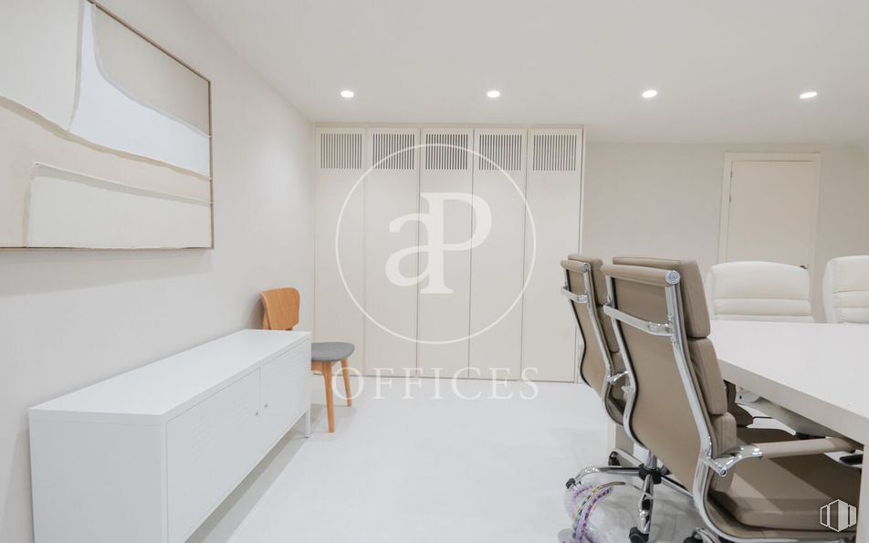 Office for sale & for rent at Calle Jorge Juan, Salamanca, Madrid, 28001 with chair, desk, furniture, interior design, flooring, wall, floor, wood, ceiling and table around