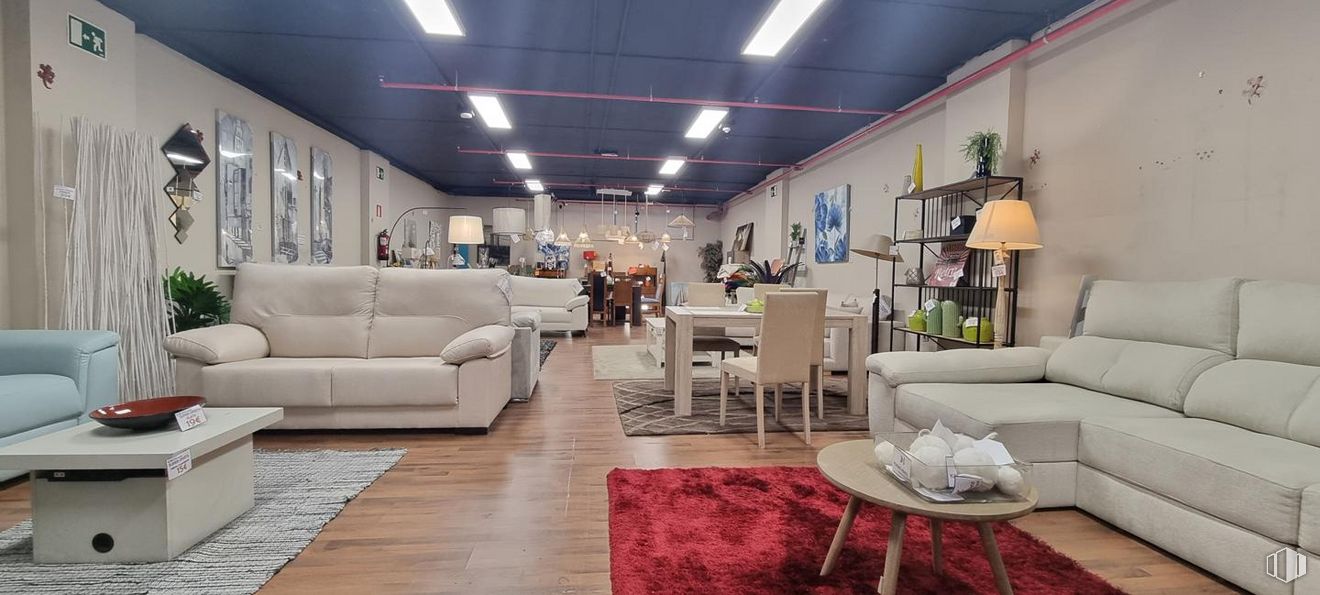 Nave en venta en Calle Rey Pastor, Leganés, Madrid, 28914 con sofá, silla, mesa de centro, mesa, loveseat, mueble, confort, suelos, interiorismo y sala de estar alrededor