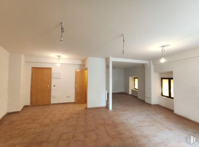 Local en venta en Avenida Juan Carlos I, 15, Robledo de Chavela, Madrid, 28294 con puerta, lámpara, accesorio, madera, ventana, arquitectura, hall, suelo, ebanistería y suelos alrededor