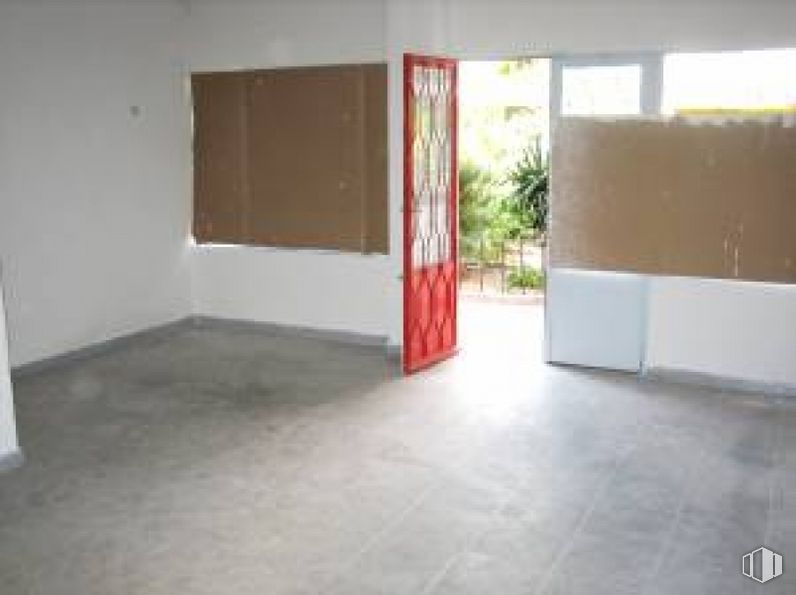 Retail for sale at Zona Parque Vosa, Móstoles, Madrid, 28933 with fixture, flooring, floor, wood, hall, building material, composite material, ceiling, concrete and tints and shades around